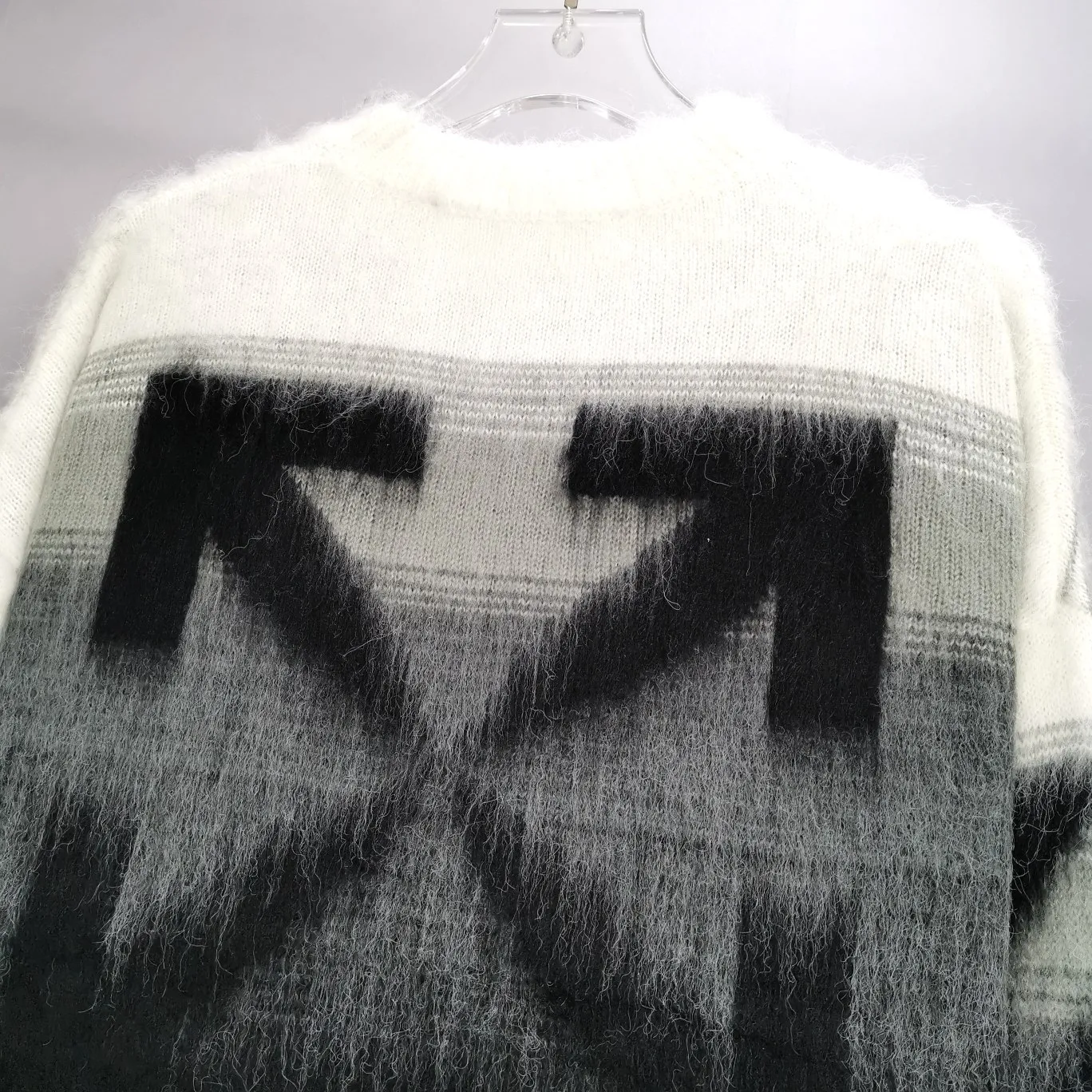 Additional details - the new top-notch proven version OFFWHITE (OW) gradient mohair striped arrow sweater hoodie gradient rendering arrow couple sweater Mohair sweater OW will be released every year 🛒 The same style and ever-changing colors, really no girl does not love it, it is super suitable for wearing under a down jacket in winter, and will not be bloated! If the lower body is missing, their favorite os version🙋🏻‍♀️ intuitively adds natural softness and fairy beauty effect, which is the best choice! The upper body is lightweight and does not weigh down the body while keeping warm. The sleeves and the gradient arrow parts on the back are repeatedly patterned until the gradient level is satisfied before large-scale products are released. The craftsmanship is extremely demanding. Each sweater is woolen at least ten times to give it a plush, thick feel and good fluffiness! ✅ Fabric composition: 50% mohair 32 spandex 18% wool, three-level anti-pilling Color: black and white gradient Sizes Mohair is lighter and softer, so be careful not to machine wash it, not machine washable! ! emphasize! !  ⚠️Hand wash with warm water and cold water P:440